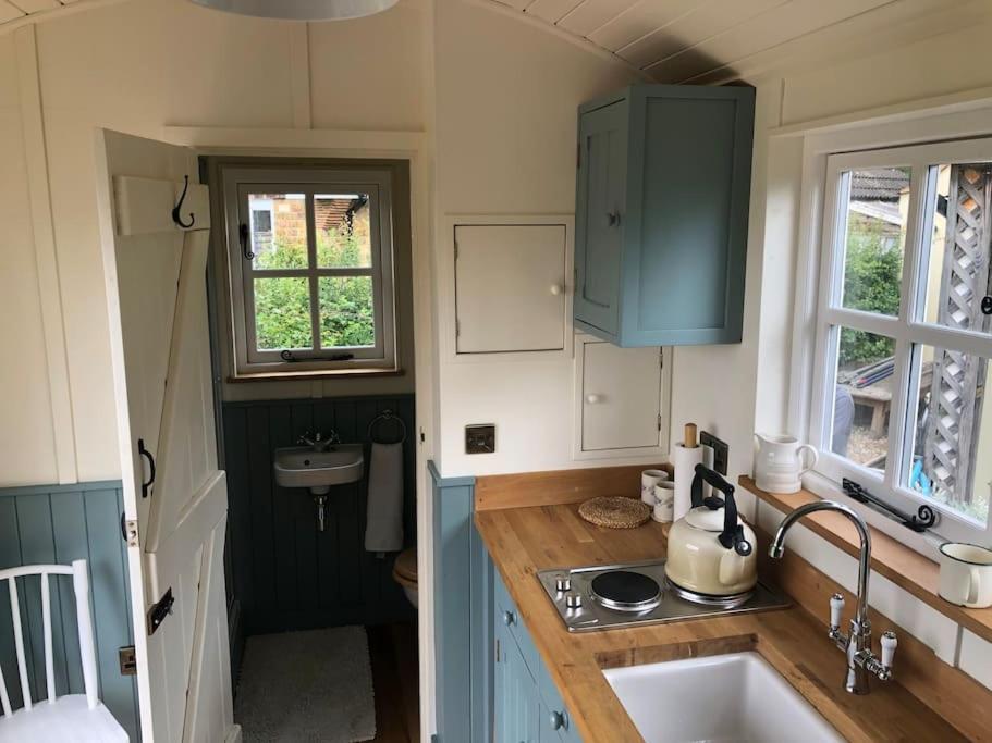 Romantic Shepherds Hut With Stunning Sunsets Hollingbourne エクステリア 写真