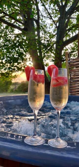 Romantic Shepherds Hut With Stunning Sunsets Hollingbourne エクステリア 写真