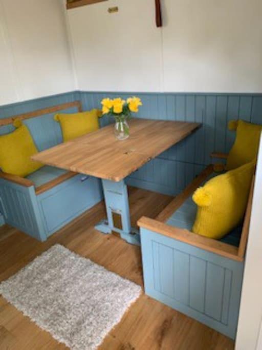 Romantic Shepherds Hut With Stunning Sunsets Hollingbourne エクステリア 写真