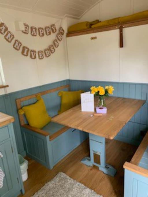 Romantic Shepherds Hut With Stunning Sunsets Hollingbourne エクステリア 写真