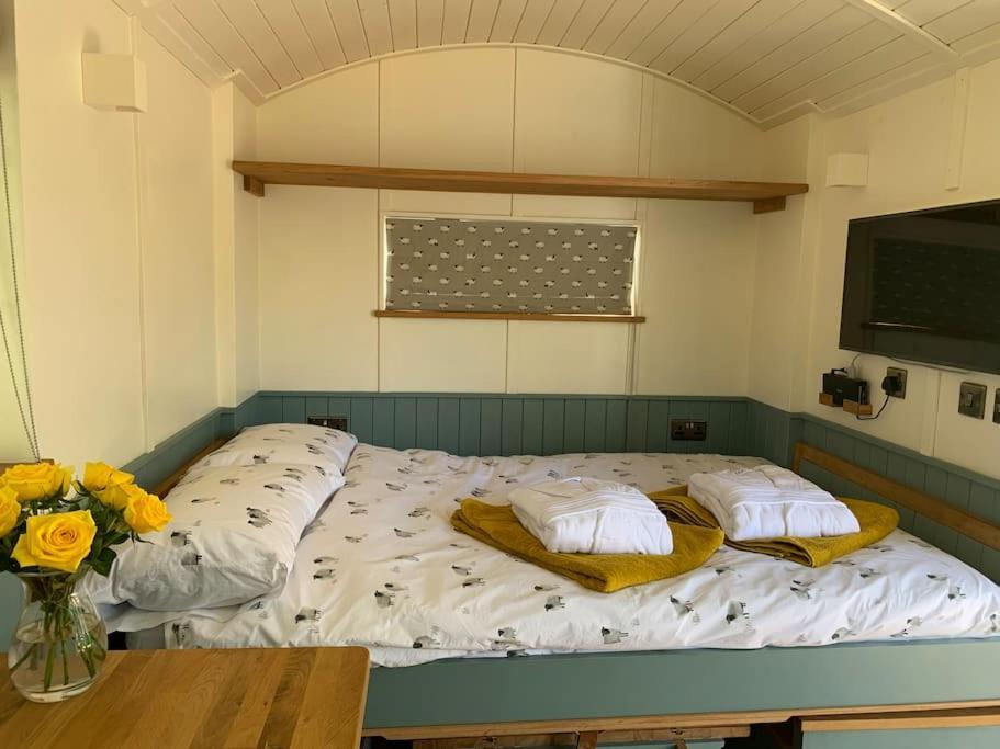 Romantic Shepherds Hut With Stunning Sunsets Hollingbourne エクステリア 写真